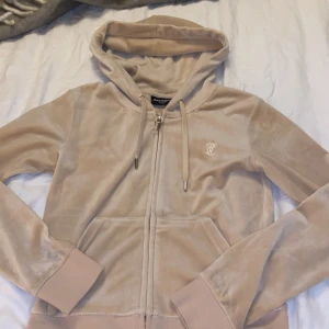 Juicy couture tröja - beige - Säljer min juicy couture tröja då den inte kommer till användning😊. Använd cirka 3 gånger