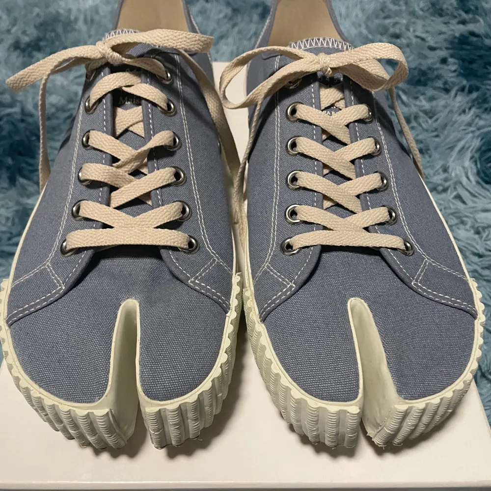 Brand new Margiela Tabi low top sneakers. No damage  They are really comfortable and look amazing on foot  I bought these for the market price which is about 550£  Fits for a size 45-46. Skor.