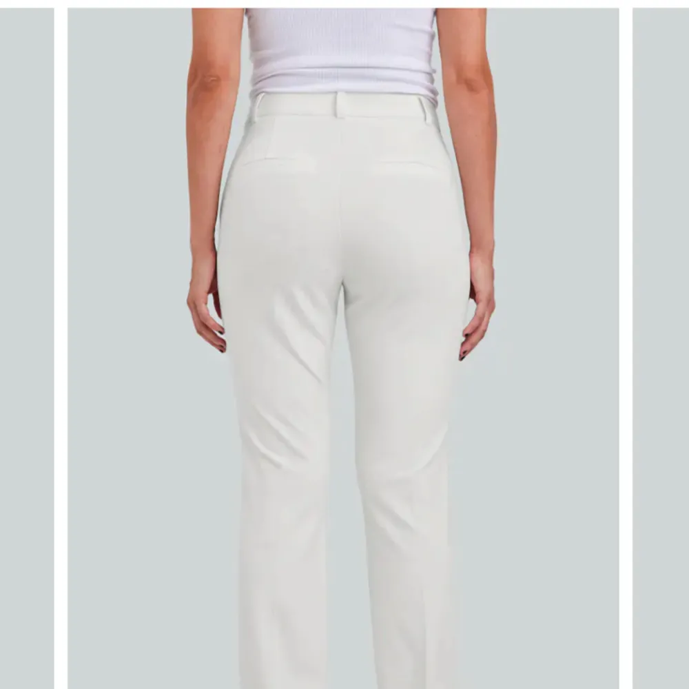 Vita kostymbyxor strl 34, (ny pris 499), knappt använda. Jeans & Byxor.