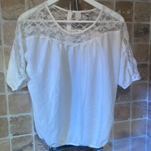 Vit blus  - Somrig blus med vit spets