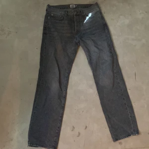 Jeans (grå) - Är 15 och 180 och de passar men jag använder de inte längre för att det inte är min stil och jag har knappt använt dom och djag t finns inga skador💗 pris: 220 plus frakt. Ordinarie pris är 400 pris kan diskuteras.