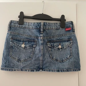 Low waist jeans kjol  - Low waist blå jeans kjol med snygga fickor och detaljer, ifrån H&M i storlek 36. Säljs pågrund av att den inte kommer till användning tyvärr. Använd ett fåtal gånger, så i bra skick 🥰💓💘