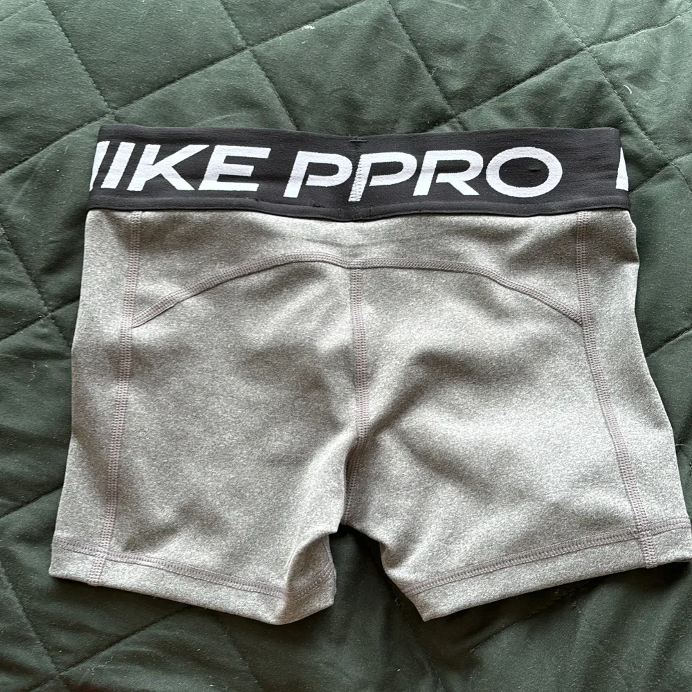 Nike PRO shorts  Oanvända, nyskick  Storlek: S  Nypris: 399 kr  Grå . Shorts.