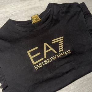 EA7 ARMANI - Helt ny och oanvänd T-Shirt från Armani i storlek M men funkar dessutom i S