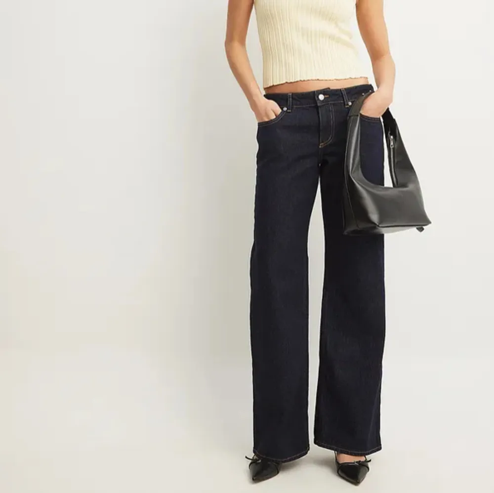 Så snygga lågmidjade NA-KD jeans med breda ben i mörk tvätt. Strl 38. Endast använda en gång. Nypris 699 kr. Jeans & Byxor.