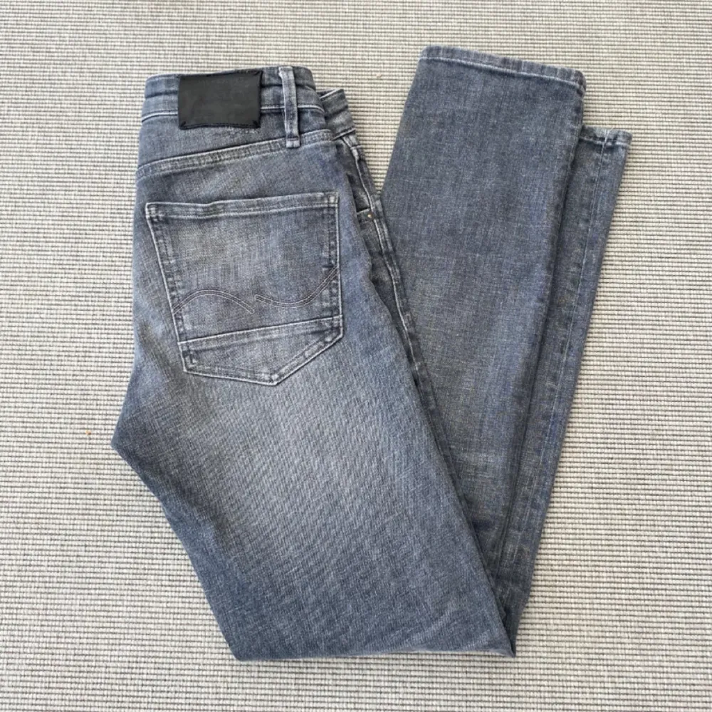 Säljer dessa feta gråa Jack & Jones jeans för endast 399kr!🤩| nypris 1000kr | passformen är Slim straight | skick 9/10 |  Skriv vid frågor och funderingar!😁. Jeans & Byxor.