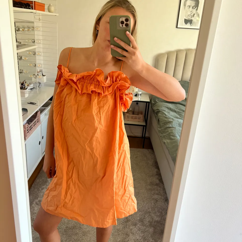 Hm klänning med volanger i orange, storlek M🧡. Klänningar.