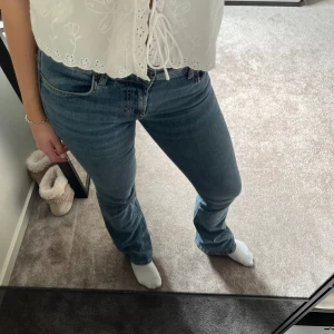 Blåa jeans  - Mörkblåa lågmidjde jeans från zara💘