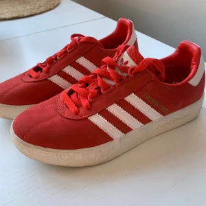 Adidas skor - Röda adidas skor i modellen trimm-trab. Endast använda ett fåtal gånger, som nya om man tvättar sulan bara. Storlek 38💕