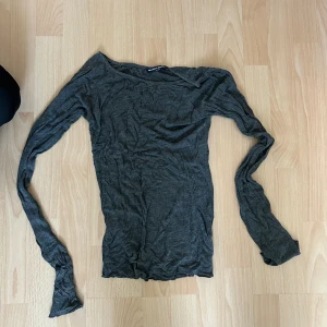 Tröja Brandy Melville - Fin långärmad topp med båtringning från Brandy Melville🩷🌸 ONE SIZE men skulle säga att den passar om man har M-L