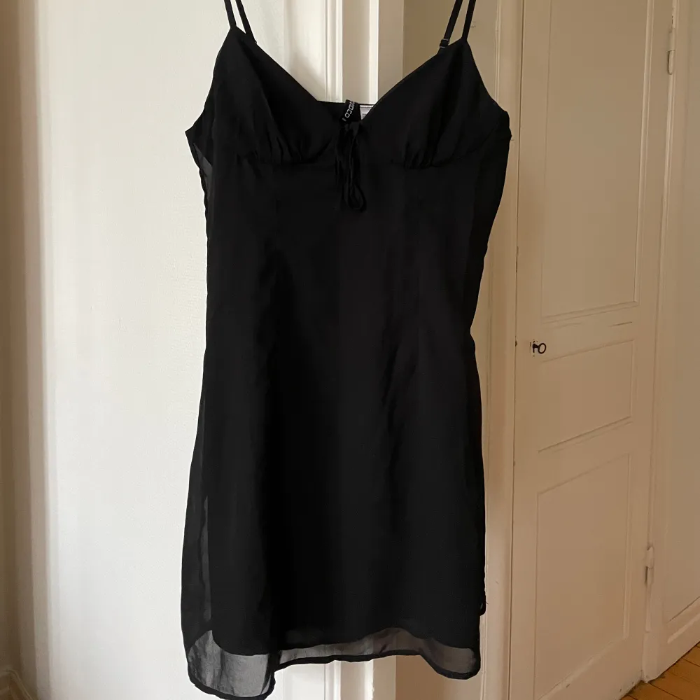 Supersöt svart klänning! Perfekt inför sommaren ☀️ köparen står för frakten. Klänningar.