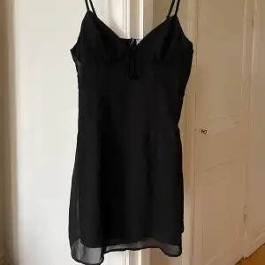Supersöt svart klänning! Perfekt inför sommaren ☀️ köparen står för frakten