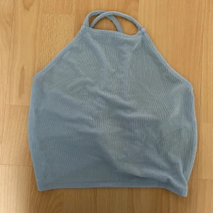 Topp  - Superfin topp med öppen rygg💙🌸 Aldrig använd!