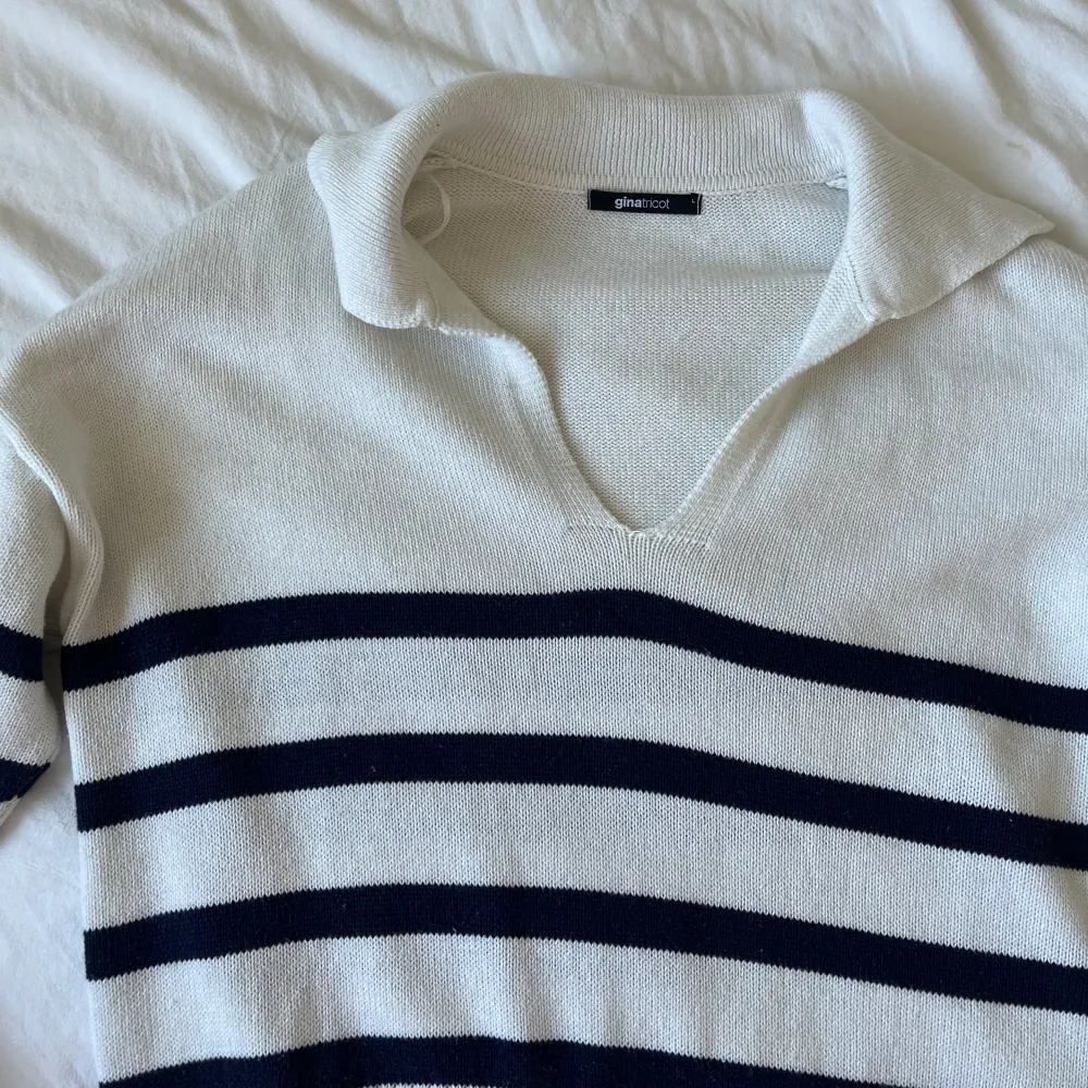 Stickad slutsåld tröja från Gina Tricot, storlek L men funkar på mig som vanligtvis är en storlek S. Köpt för 399 kr 🤍. Tröjor & Koftor.