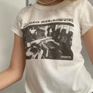 Tshirt - Jättepopulär T-shirt från brandy melville som inte används längre. Den är i bra skick och jättesnygg!💗