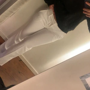 Lågmidjade kostymbyxor  - Lågmidjade kostymbyxor från bikbok med slit längst ner. Aldrig använda. Kan skicka fler bilder för att visa att dom är i nyskick.   499 nypris säljer för 300. Pris kan diskuteras vid snabb affär 🥰❤️  Storlek 36 motsvarar stolrek S. 