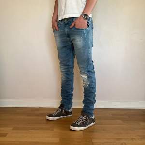 Replay Anbass Jeans med slitningar | skick 9,5/10 | Storlek 31/32 | Pris - 499kr | Modellen är ca 175cm lång | Fraktar via PostNord eller Instabox på köparens bekostnad | Hör av dig vid minsta fråga eller fundering!!