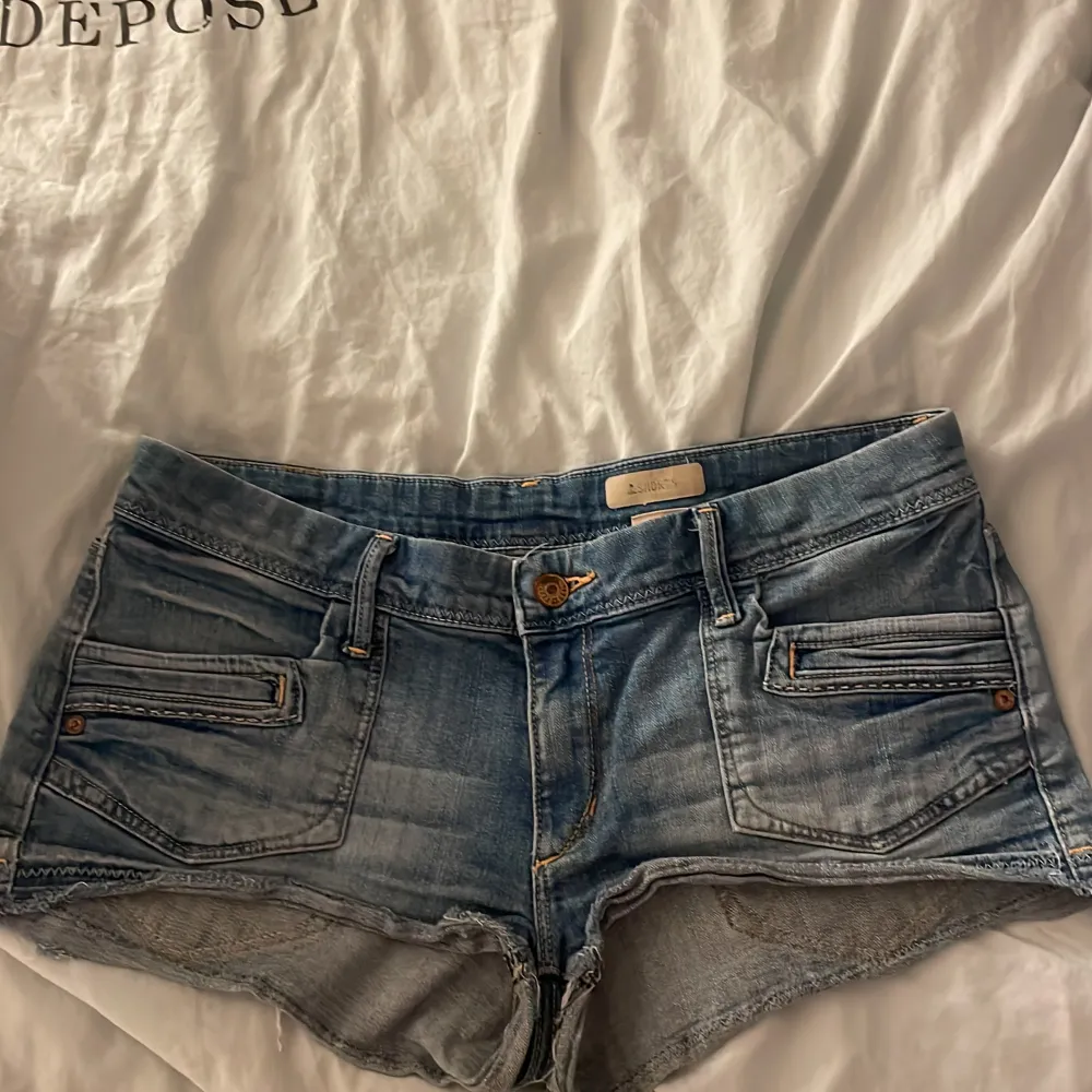 Säljer nu dessa sjukt snygga jeans shorts som tyvärr är förstora. Aldrig använda så dem är som nya! Storlek är 42 och kommer ifrån h&m. Kontakta för frågor och funderingar. Pris kan absolut diskuteras❤️. Shorts.
