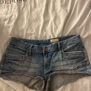 Säljer nu dessa sjukt snygga jeans shorts som tyvärr är förstora. Aldrig använda så dem är som nya! Storlek är 42 och kommer ifrån h&m. Kontakta för frågor och funderingar. Pris kan absolut diskuteras❤️