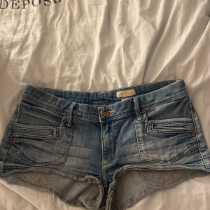 Jeans shorts - Säljer nu dessa sjukt snygga jeans shorts som tyvärr är förstora. Aldrig använda så dem är som nya! Storlek är 42 och kommer ifrån h&m. Kontakta för frågor och funderingar. Pris kan absolut diskuteras❤️