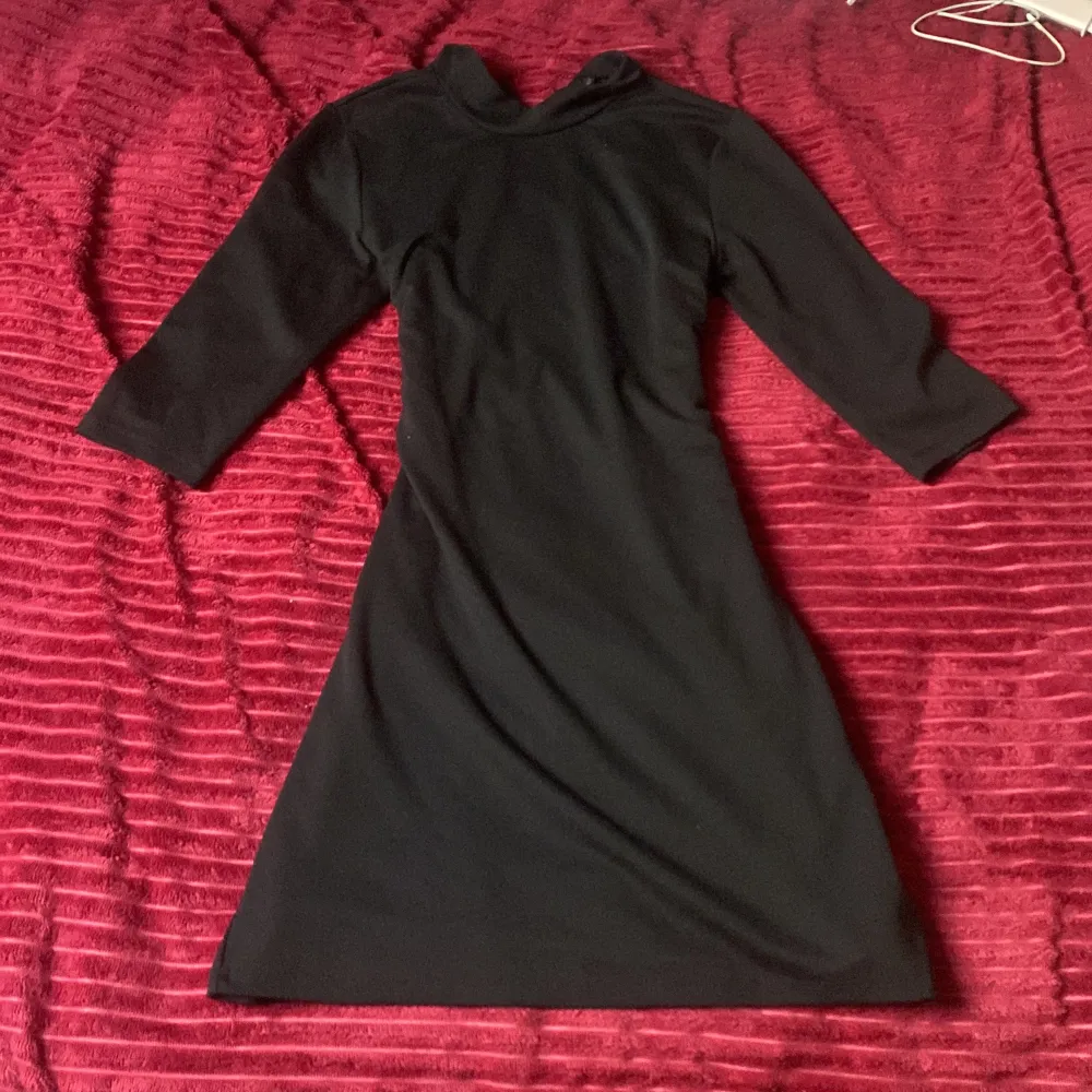 en elegant svart klänning i lite tjockare material. klänningen är från only 💕💕💕. Klänningar.