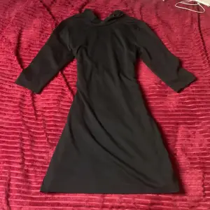 en elegant svart klänning i lite tjockare material. klänningen är från only 💕💕💕