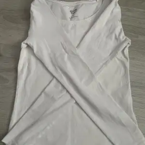 En vit långärmad tröja från lager 157, har en fläck där fram som förmodligen kan gå bort i tvätten. Nästan aldrig använd då vit inte är min färg. Bara att kontakta mig om du har några funderingar❤️