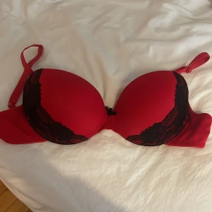 Bh - Röd bh, använd 1 gång, storlek 80C 