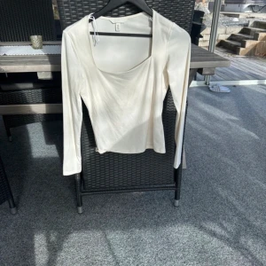 Långärmad tröja - Långärmad tröja från hm. Använd väldigt lite så i superbra skick. 