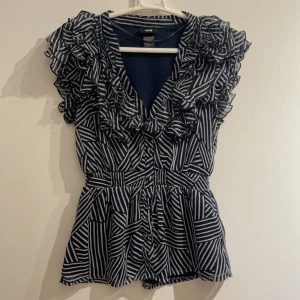 Blus  - Så himla fin blus💕skriv vid frågor eller funderingar, den är mörkblå med vita ränder!