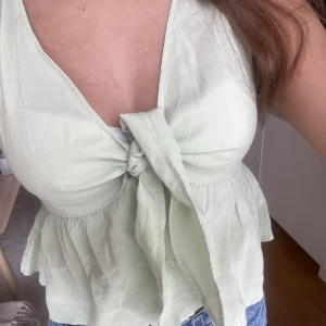 Topp från Zara🤍 - Topp från Zara med band att knyta fram 🤍mint/pistage grön
