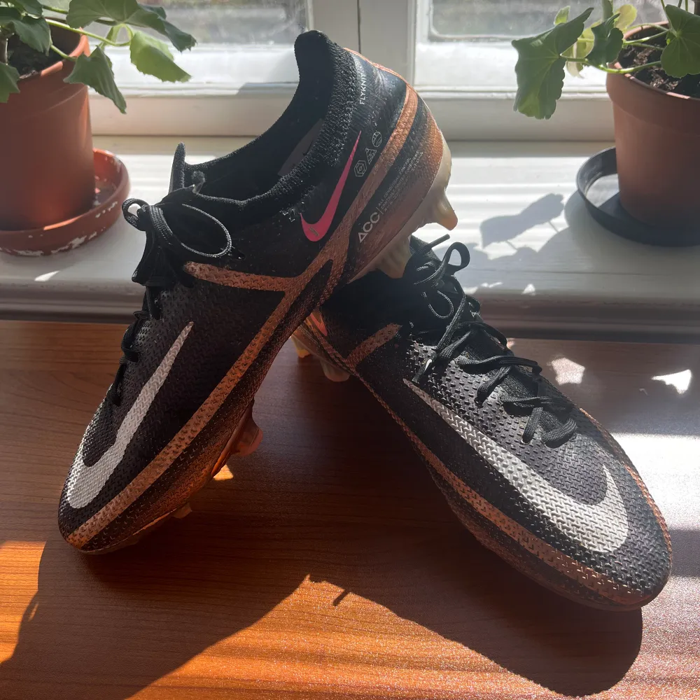 Ett par svarta Nike phantom fotbollsskor. Skorna är i gott skick, inga defekter men är använda ett fåtal ggr. Skriv om fler bilder! Pris kan diskuteras! . Skor.