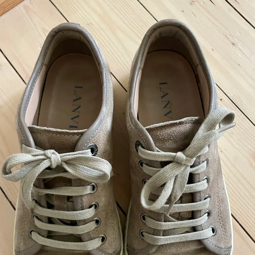 Säljer ett par Lanvin skor som blivit försmå.  Inköpta på NK för några år sedan. Skorna är i bra skicka. Storlek UK6 - EU40, är stora i storlekarna så är 41-42. . Skor.