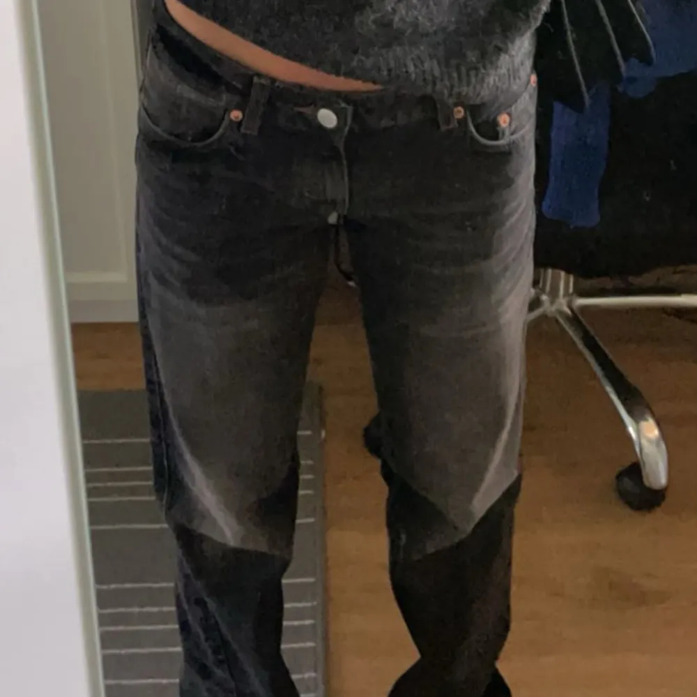 Säljer mina snygga lågmidjade weekday jeans för att dom inte kommer till användning längre. Dom är i jätte fint skick ser oanvända ut. Köpte för 590kr och just nu är dom helt slutsålda på hemsidan. Pris kan diskuteras vid snabb affär!! Jag är 166 cm . Jeans & Byxor.