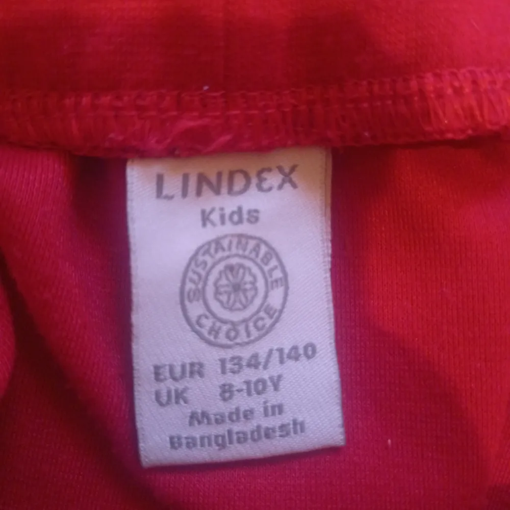 En röd kjol med volang från Lindex i st 134-140 men passar mig som har xs inga defekter . Kjolar.