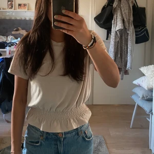 Topp från Gina tricot  - Beige topp från Gina Tricot