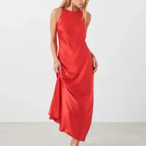 Har köpt denna röda satin klänningen från ginatricot men den blev för liten så säljer den har endast testat den och etiketten står kvar på klänningen helt ny och jätte fin önska dock den passade mig  , 
