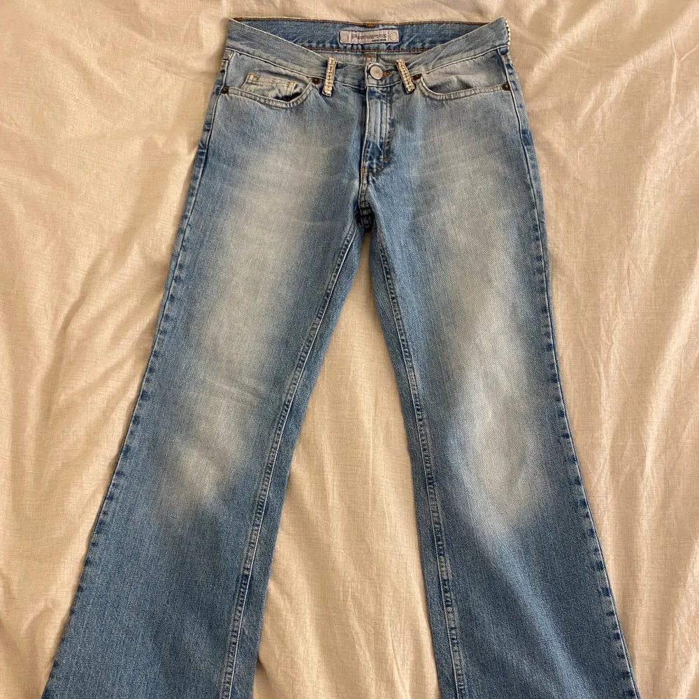 Blåa lågmidjade bootcut Fornarina jeans, som är köpta på plick men som tyvär är små för mig. Inga defekter/hål och dom är som nya 💞💞 dom har även snygga diamanter (går att ta bort!). Jeans & Byxor.
