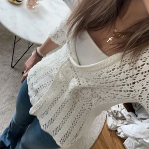 Stickad kofta - Vit stickad koftan som inte kommer till användning, använder en säkerhetsnål för att få den att sitta lite tajtare🩷