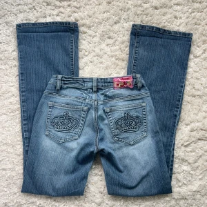 Lågmidjade Bootcut jeans  - Lågmidjade Bootcut jeans från revers, supersnygga. Innerbenslängd: 76 midjemått: 34 x2 + stretch. Bra skick förutom pytte lite slitna längst ner och något lös lapp bak. Köp via köp nu, jag postar inom 24h