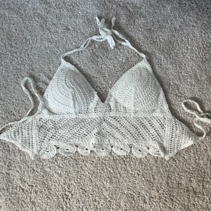 Topp - Säljer denna topp som är perfekt att ha på stranden, storlek M men passar även S. Skriv om ni har funderingar.🫶🏼