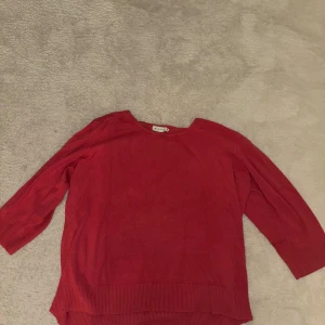 Kofta - Jätte söt tröja i storlek XXL, men på mig som vanligtvis har S så sitter den bra och endast lite oversized🌸❤️