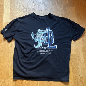 Svart t-shirt med tryck - Säljer nu denna t-shirt från märket ”Starter Label”. Köpt på Asos och använd men i bra skick. Tröjan är storlek XS men är oversized och boxy fit och är endast något liten på mig som är ca 1,88. Passar alltså som en M. Hör av dig vid minsta fundering!