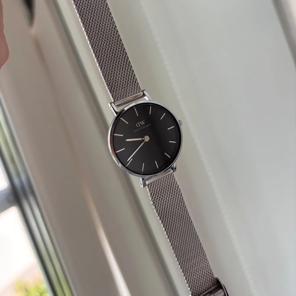 Knappt använd äkta Daniel Wellington klocka🩷 Inga repor eller skador (nypris 1700kr). Accessoarer.