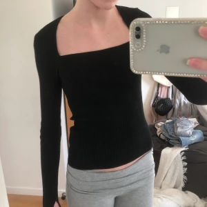 svart tröja - fin tröja från hm, använd flera gånger men inga defekter! säljer då den inte används. Skriv för mått eller flera bilder💕💕
