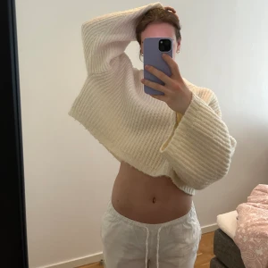 Vit stickad tröja från Gina Tricot  - Säljer denna vita stickade tröjan från Gina Tricot i storlek M💞 använd ett få tal gånger. 