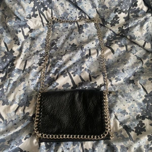 Tiamo väska - Säljer denna tiamo väskan då den inte såg snygg ut på mig o tyckte den va för stor för min smak köpt här på Plick inga defekter eller något sånt (priset kan diskuteras vid snabb affär)🩷