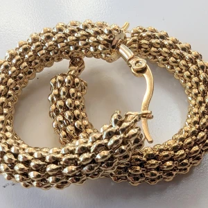 Örhängen i rostfritt stål,NY - Örhängen bredd: 3.3 cm längden 3.3 cm Postar inom 3 dagar efter köpet 