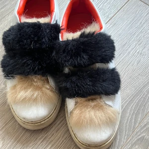 pälsskor zara - sneakers med pälsdetaljer från zara. stängs med kardborreband. något smutsiga på nederkanten men i övrigt fint skick