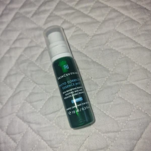 Phyto Corrective Essence Mist - Används som en ansiktsmist. Den är utformad för att återfukta och lugna huden samtidigt som den ger en jämnare hudton. Misten innehåller växtextrakt och botaniska ingredienser som hjälper till att minska rodnad och ojämnheter i hud. Enbart testad🫶🏼